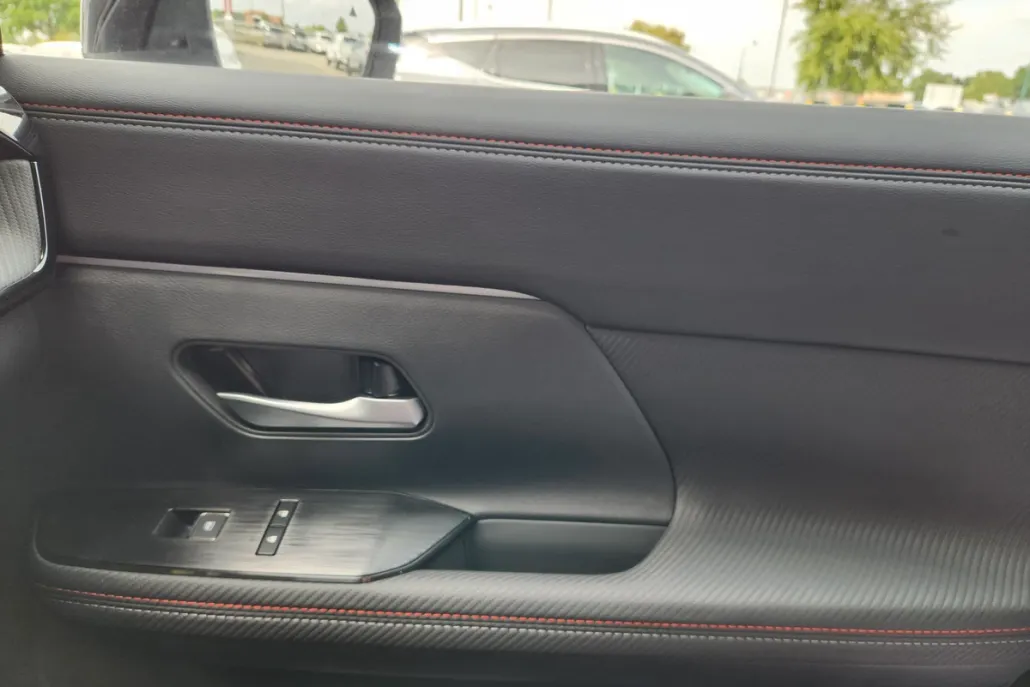 2026 Nissan Kicks SR photo 1
