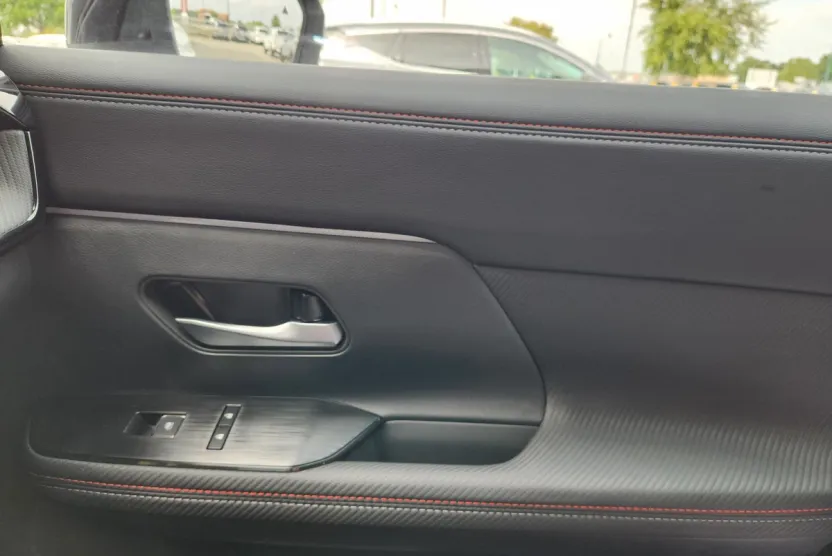 2026 Nissan Kicks SR photo 1