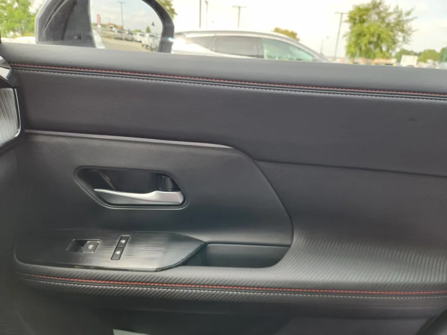 2026 Nissan Kicks SR photo 1