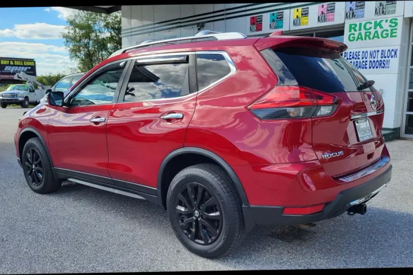 2017 Nissan Rogue SV photo 1