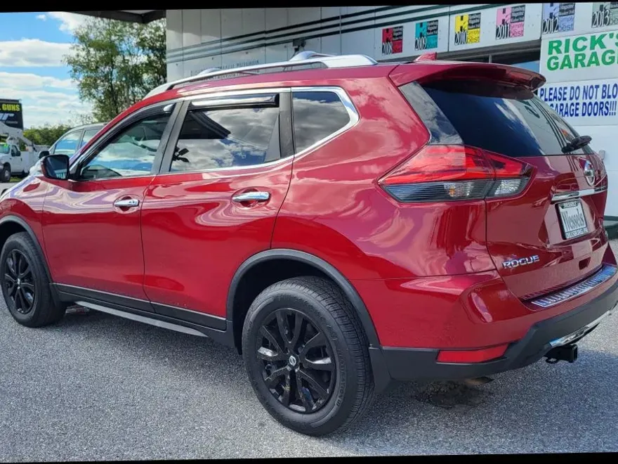 2017 Nissan Rogue SV photo 1