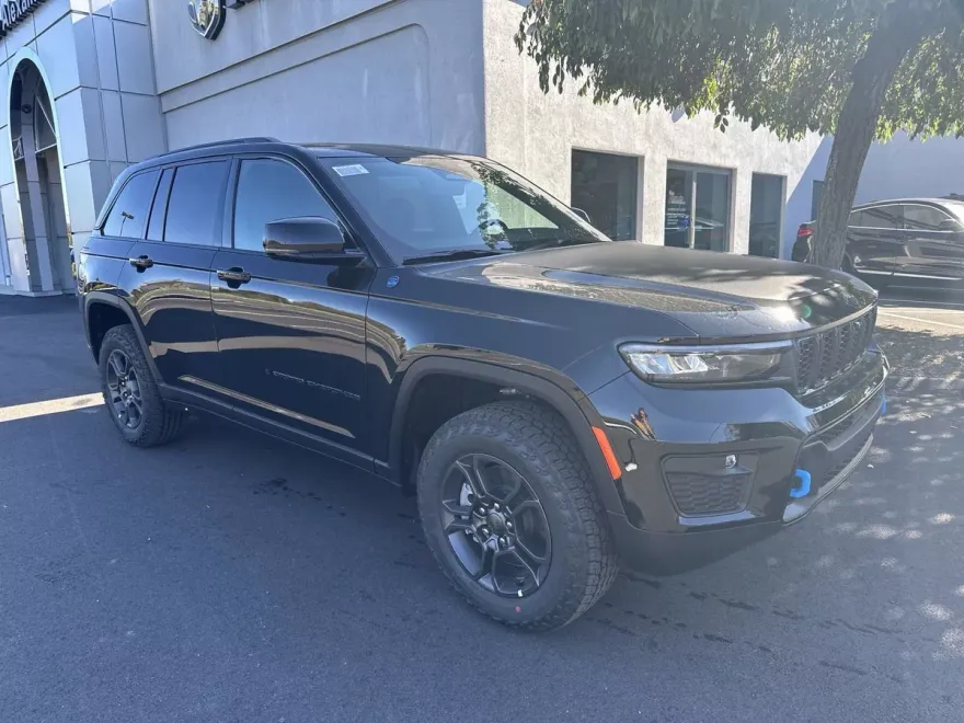 2024 Jeep Cherokee 4xe photo 1