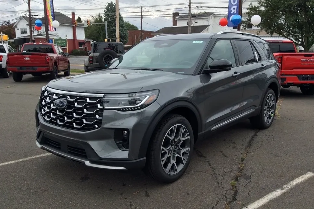 2025 Ford Explorer Platinum photo 1
