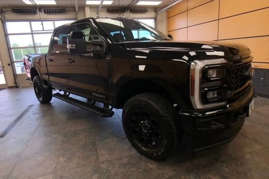 2025 Ford F-250 Lariat photo 1