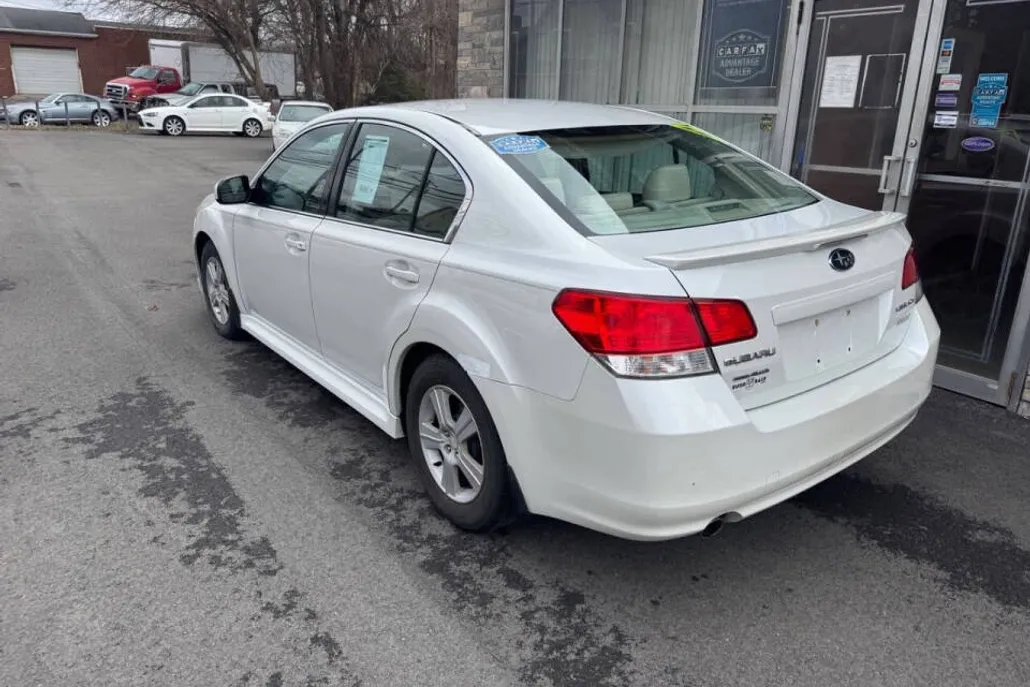 2010 Subaru Legacy 2.5i Premium photo 1