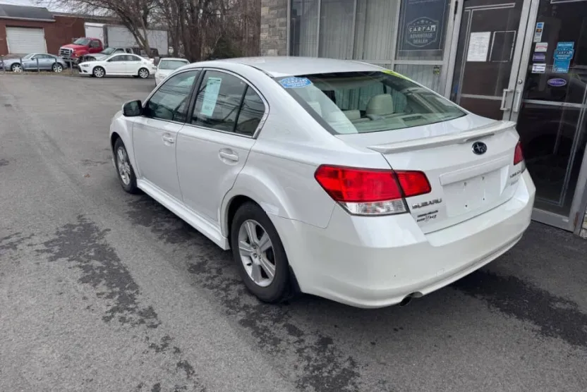 2010 Subaru Legacy 2.5i Premium photo 1