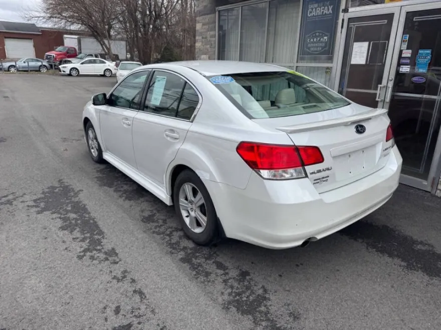 2010 Subaru Legacy 2.5i Premium photo 1