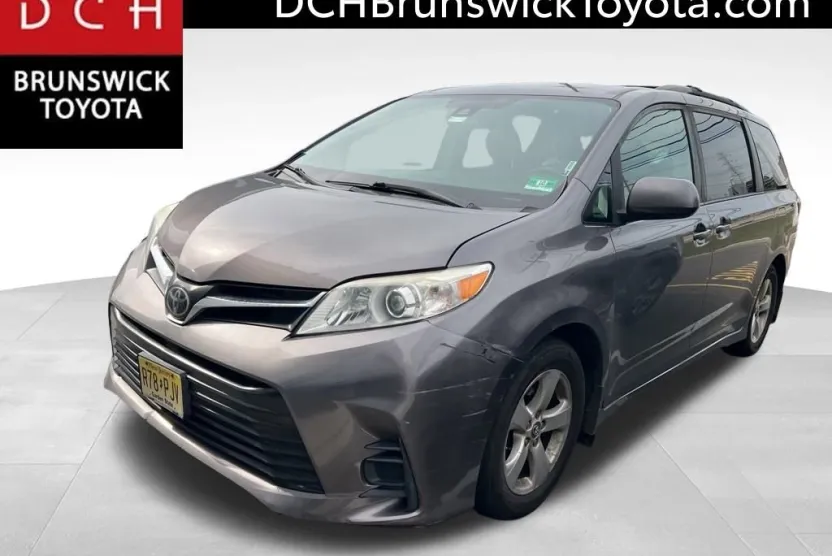 2018 Toyota Sienna L photo 1