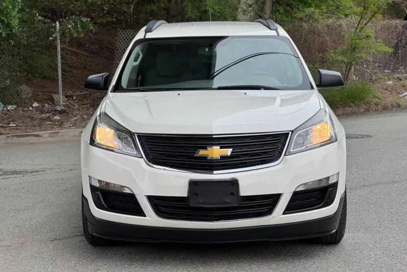 2015 Chevrolet Traverse LS photo 1