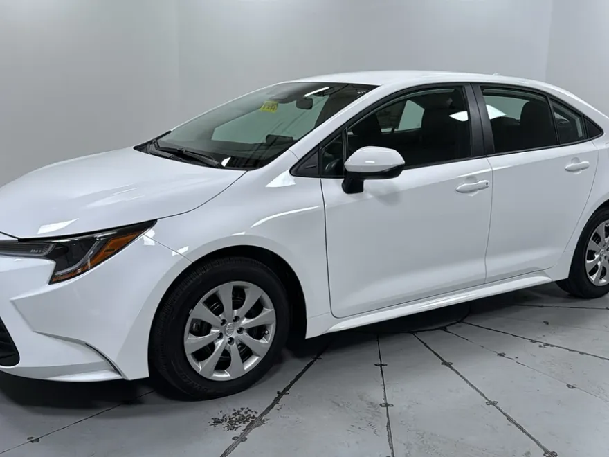 2026 Toyota Corolla LE photo 1