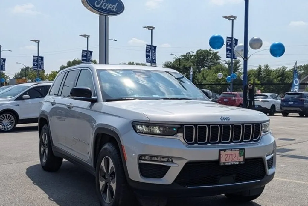 2023 Jeep Cherokee Base photo 1