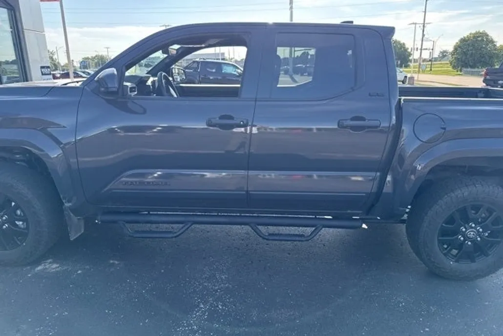 2024 Toyota Tacoma SR5 photo 1