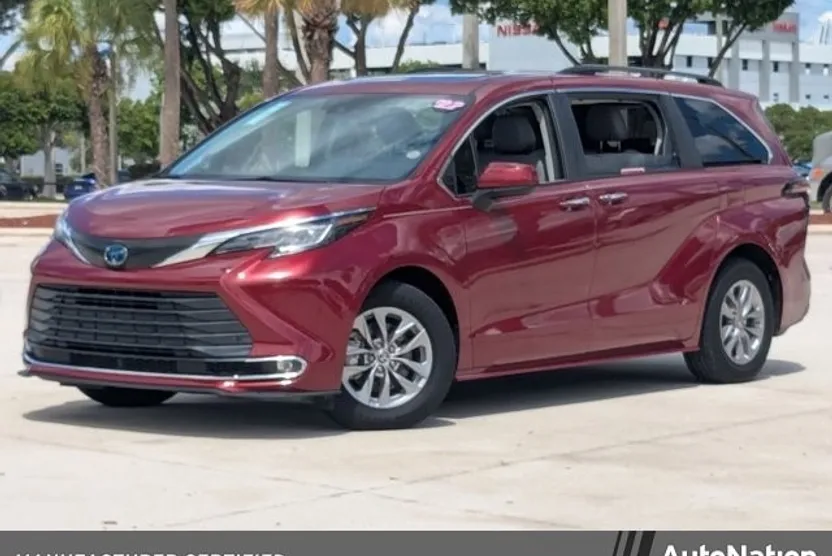 2022 Toyota Sienna XLE photo 1