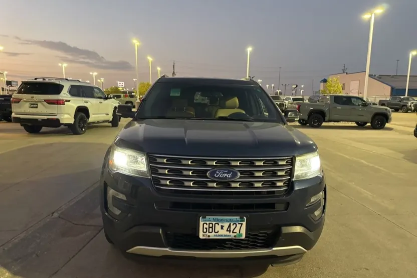 2017 Ford Explorer XLT photo 1