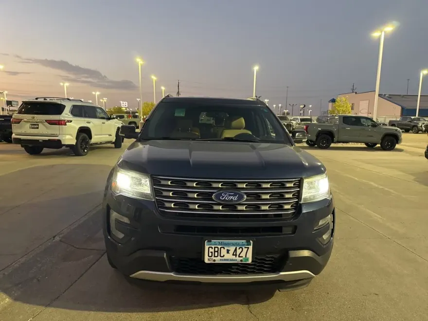 2017 Ford Explorer XLT photo 1