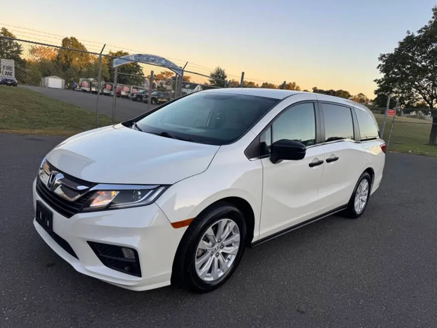2019 Honda Odyssey LX photo 1
