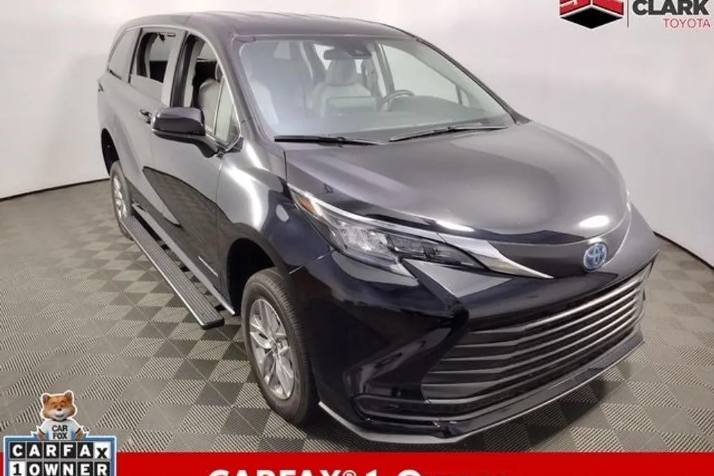 2024 Toyota Sienna LE photo 1