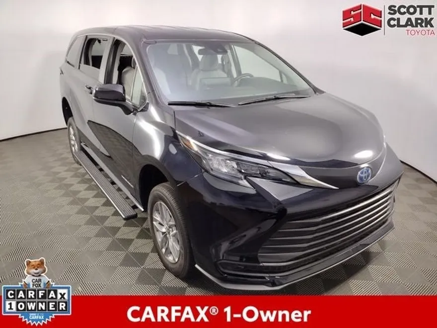 2024 Toyota Sienna LE photo 1