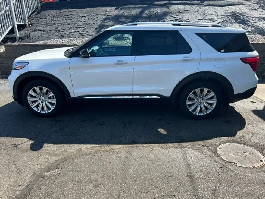 2022 Ford Explorer Limited photo 1