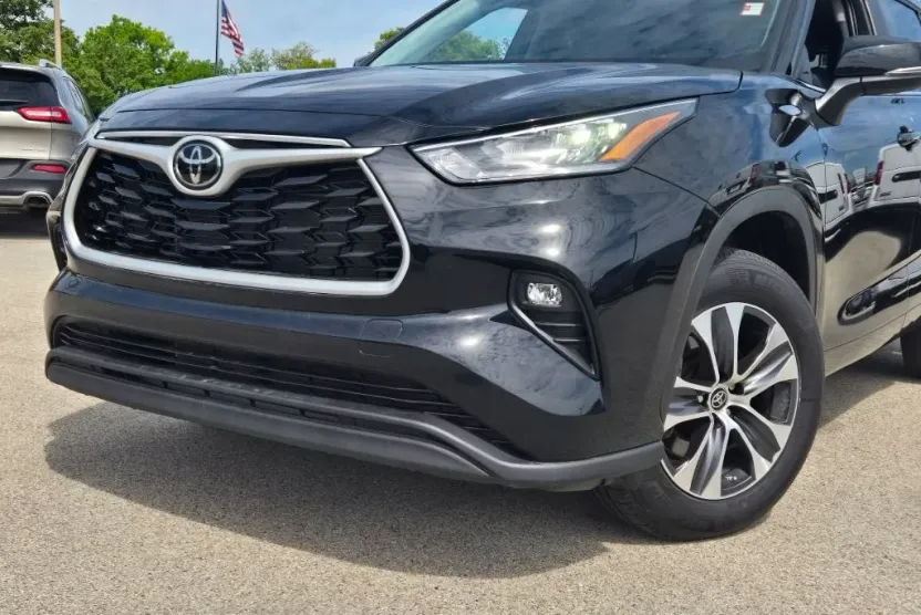 2024 Toyota Highlander LE photo 1