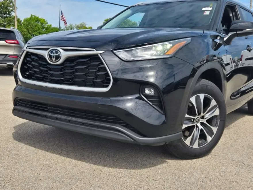 2024 Toyota Highlander LE photo 1