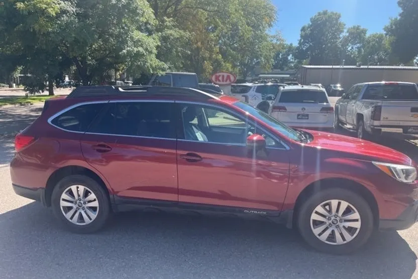 2017 Subaru Outback 2.5i Premium photo 1