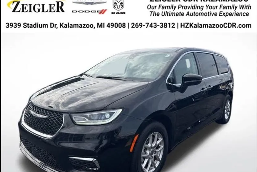 2024 Chrysler Pacifica Touring L photo 1