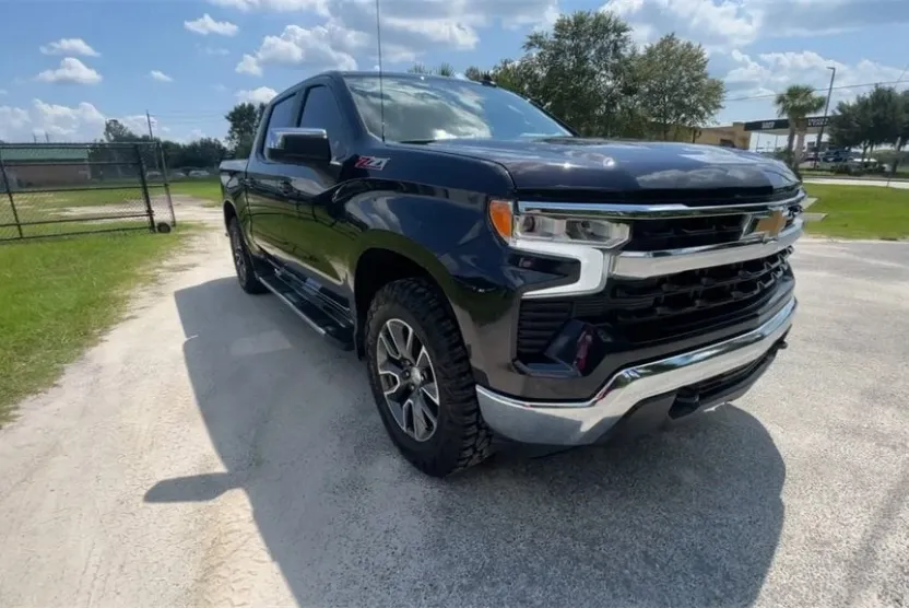 2023 Chevrolet Silverado 1500 LT photo 1
