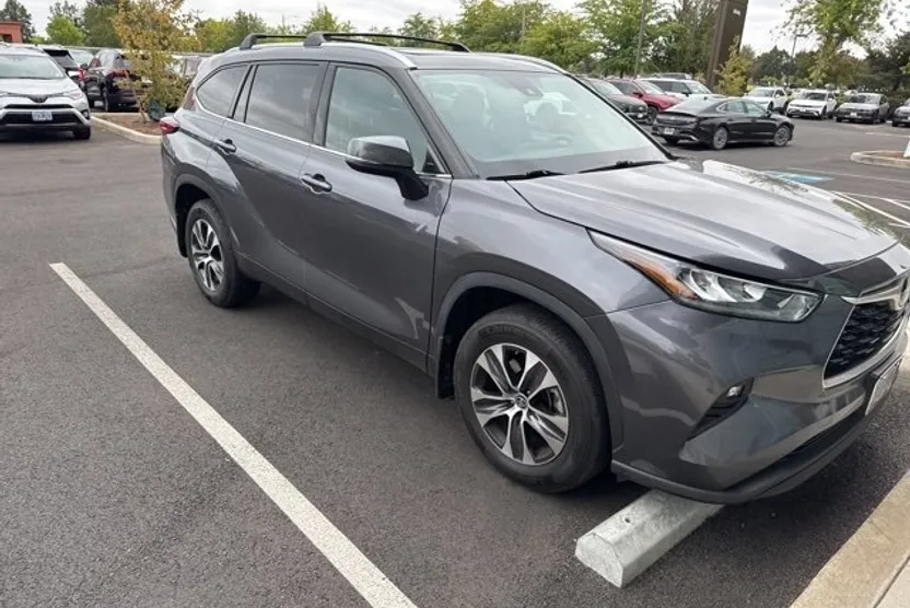 2020 Toyota Highlander XLE photo 1