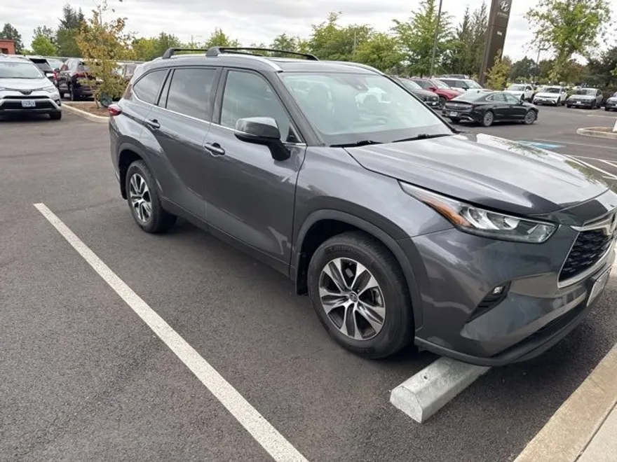 2020 Toyota Highlander XLE photo 1