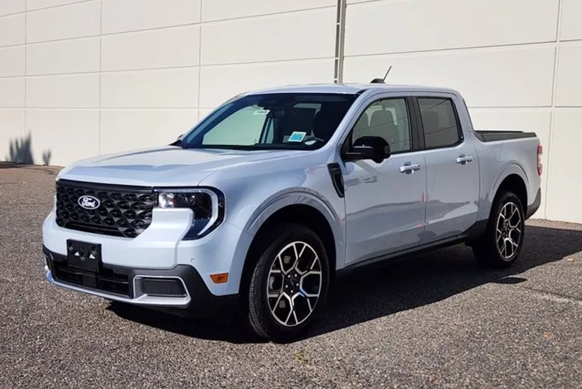 2025 Ford Maverick Lariat photo 1