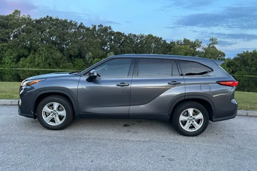2022 Toyota Highlander LE photo 1