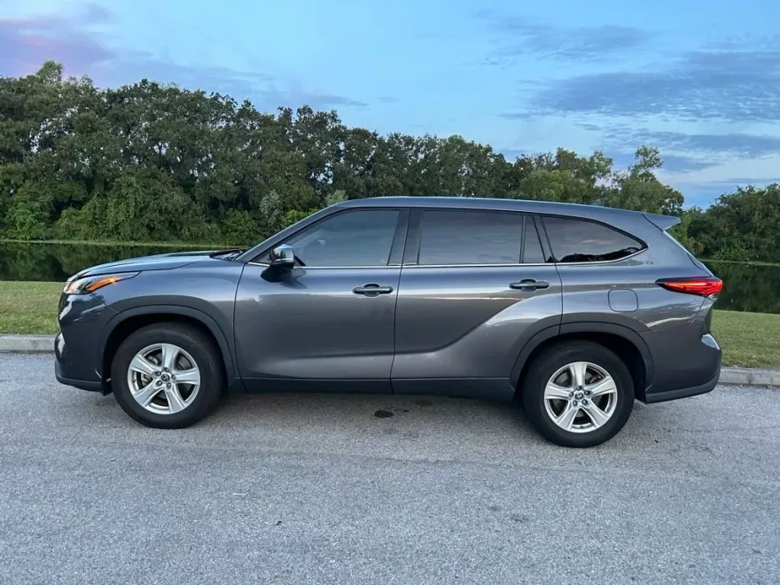 2022 Toyota Highlander LE photo 1