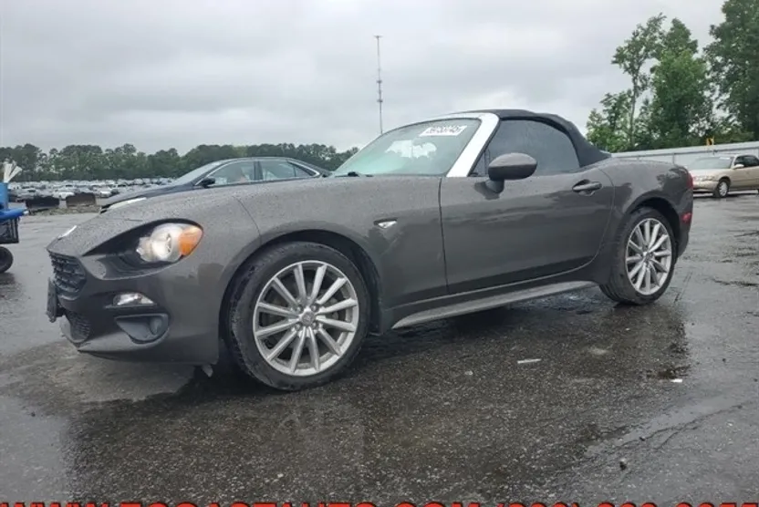 2017 Fiat 124 Spider Lusso photo 1
