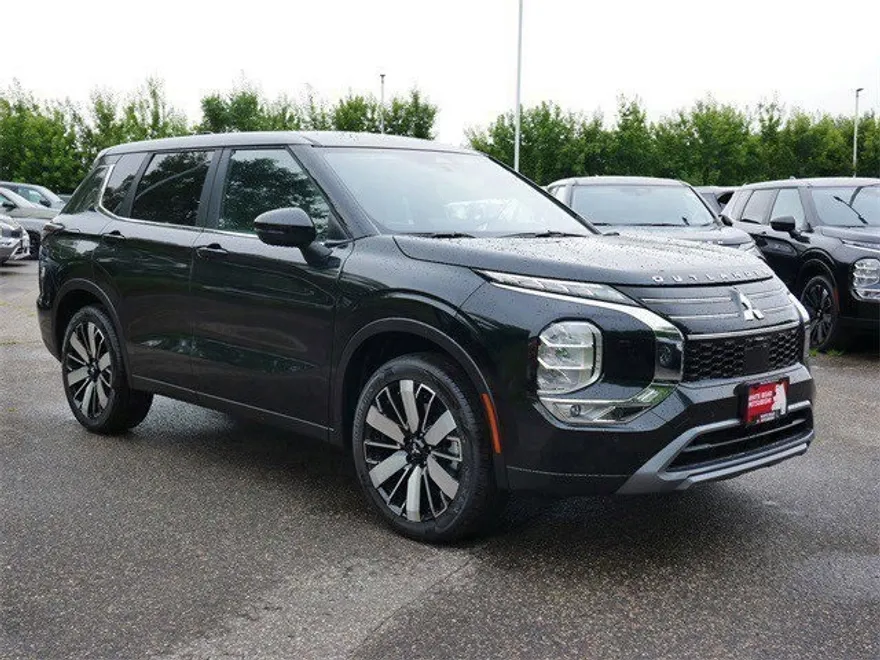 2025 Mitsubishi Outlander SE photo 1