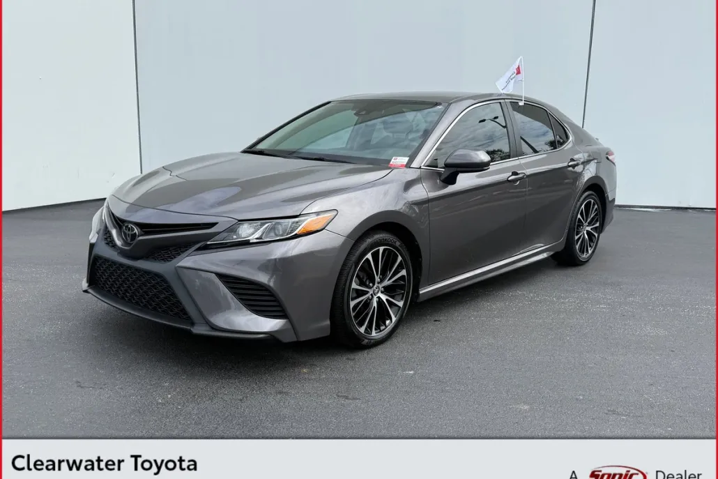 2020 Toyota Camry SE photo 1