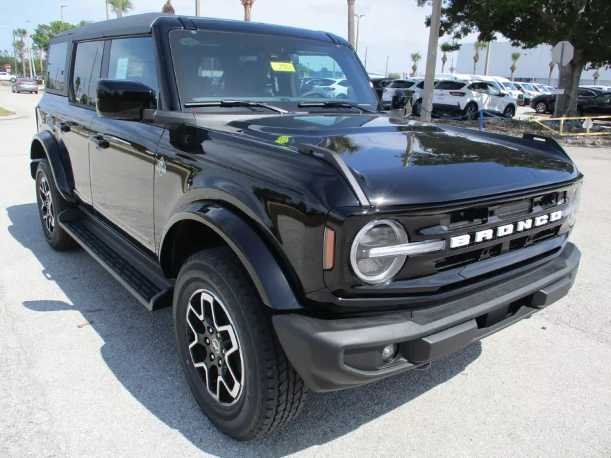 2025 Ford Bronco Outer Banks photo 1