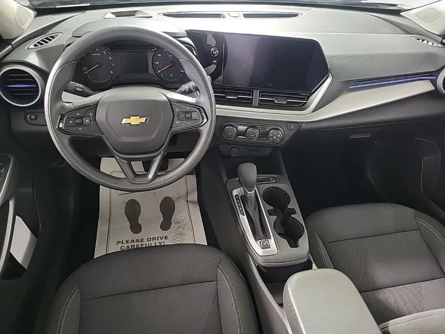 2025 Chevrolet Trax LS photo 1