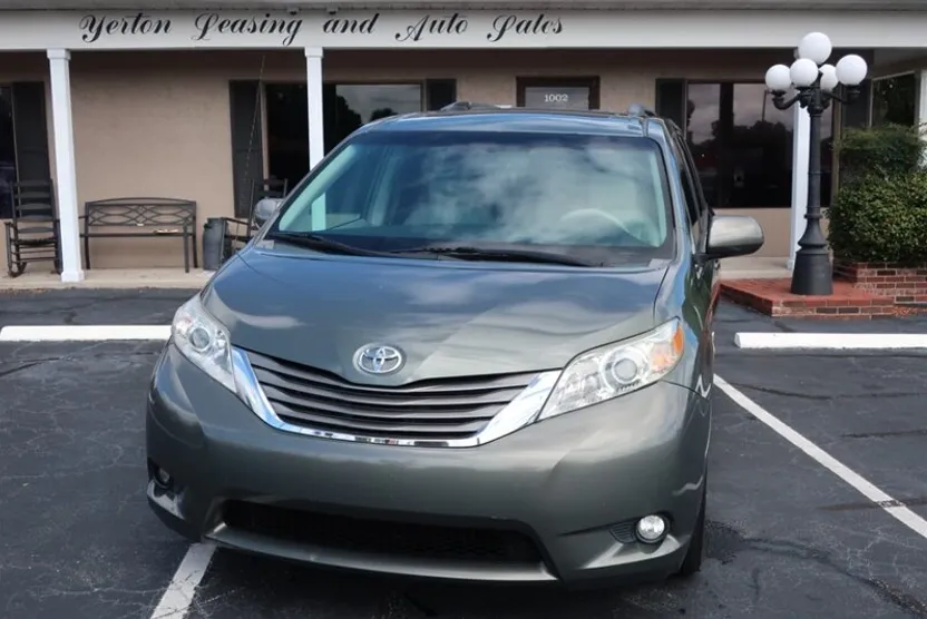 2013 Toyota Sienna XLE photo 1