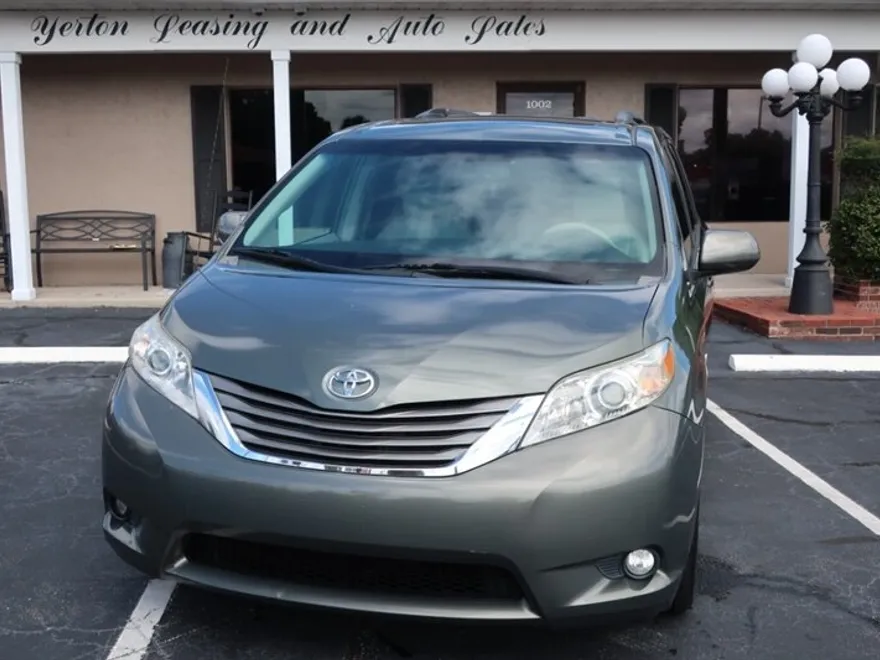 2013 Toyota Sienna XLE photo 1
