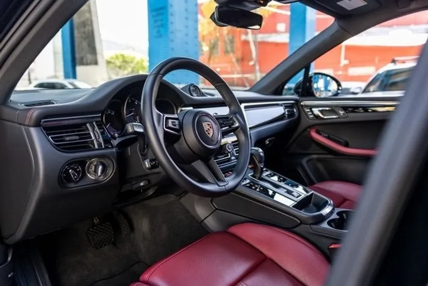 2025 Porsche Macan T photo 1