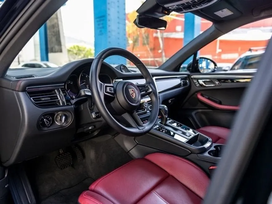 2025 Porsche Macan T photo 1