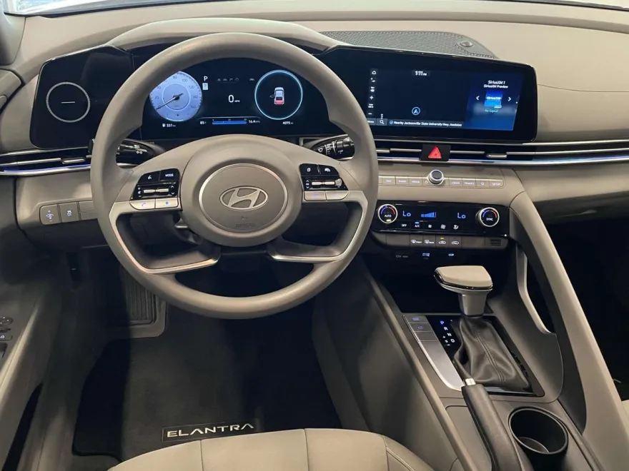 2024 Hyundai Elantra SEL photo 2
