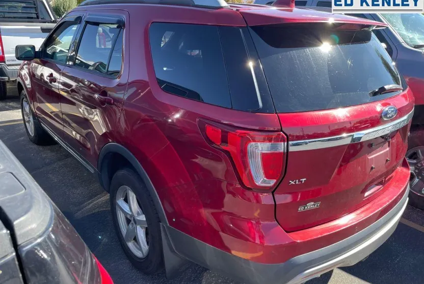 2016 Ford Explorer XLT photo 1