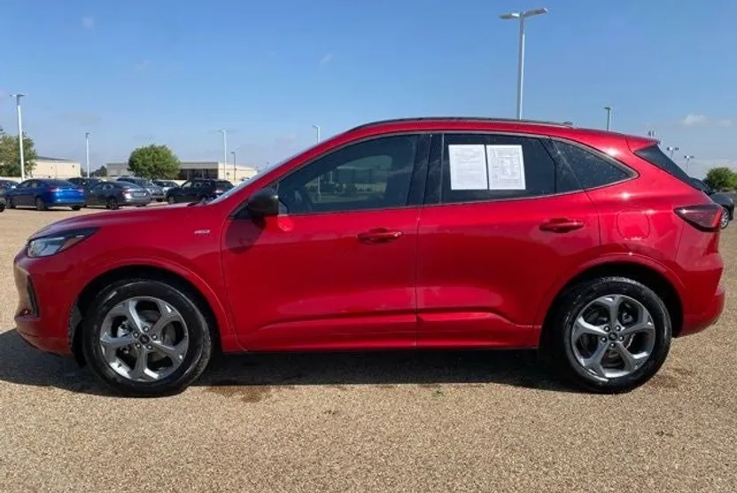 2024 Ford Escape ST-Line photo 1