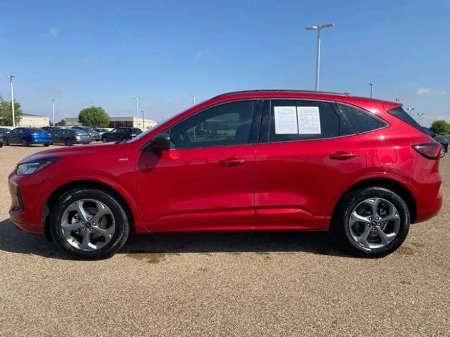 2024 Ford Escape ST-Line photo 1
