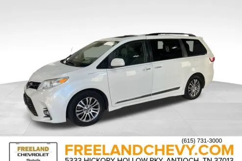 2019 Toyota Sienna XLE photo 3