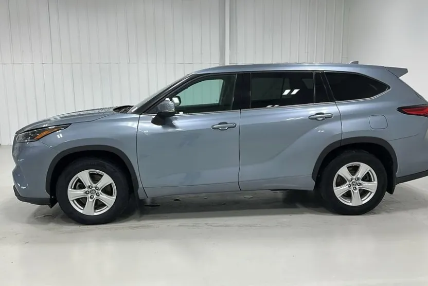2021 Toyota Highlander LE photo 1