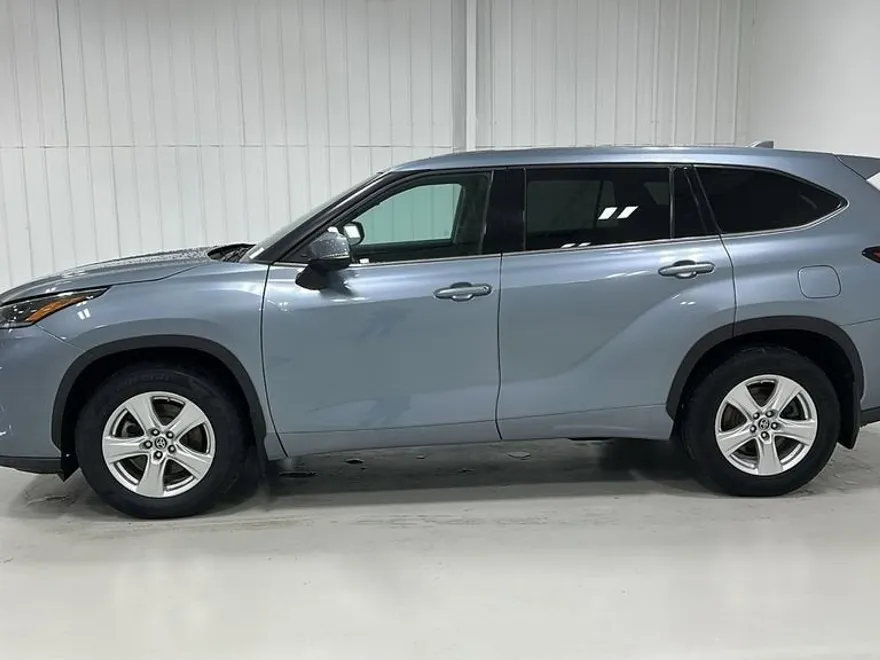 2021 Toyota Highlander LE photo 1