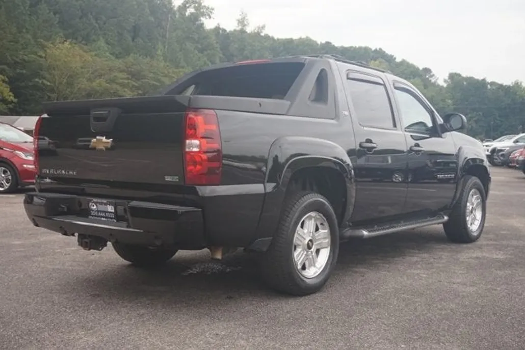 2011 Chevrolet Avalanche LT photo 1